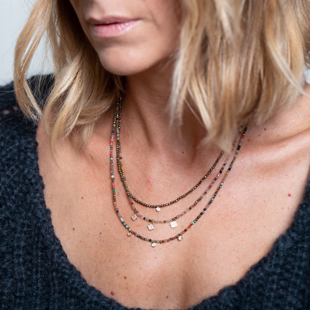 collier femme  Alma 3 strass porté