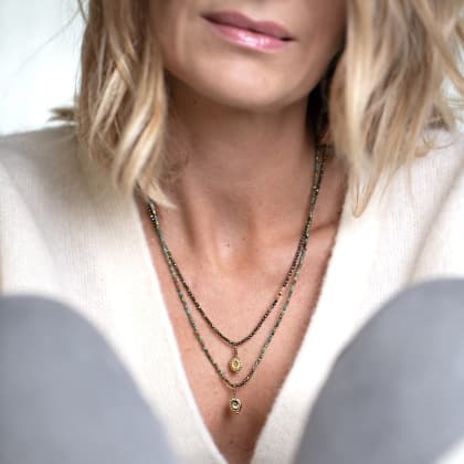collier femme Alma "Amulette" porté