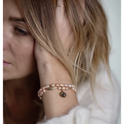 bracelet femme Angèle "Olive" porté