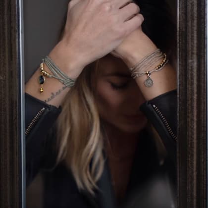 bracelet femme Lou kaki porté