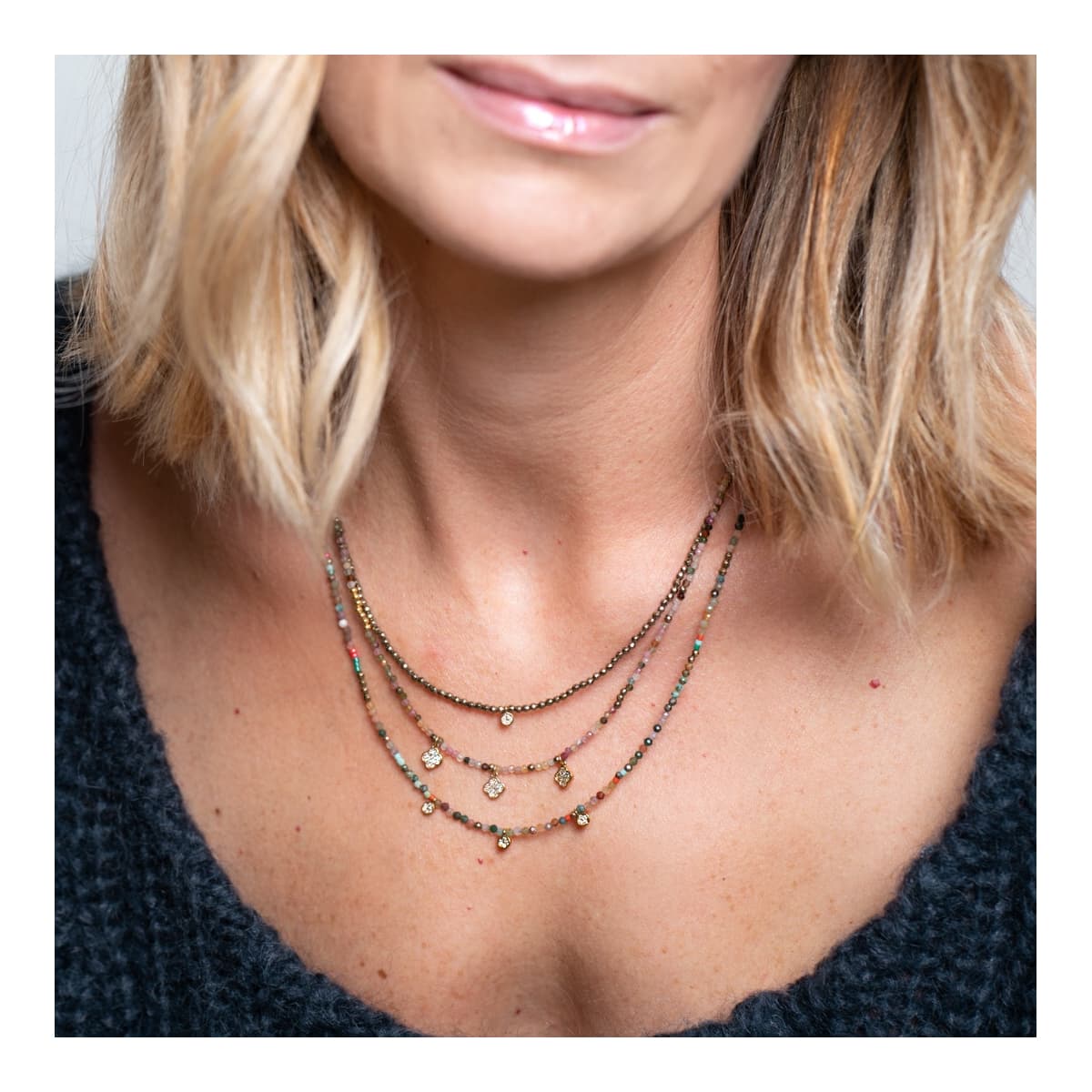 collier femme  Alma trio de trèfles porté