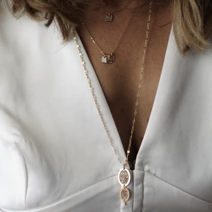 Collier ras de cou petit carré d'or