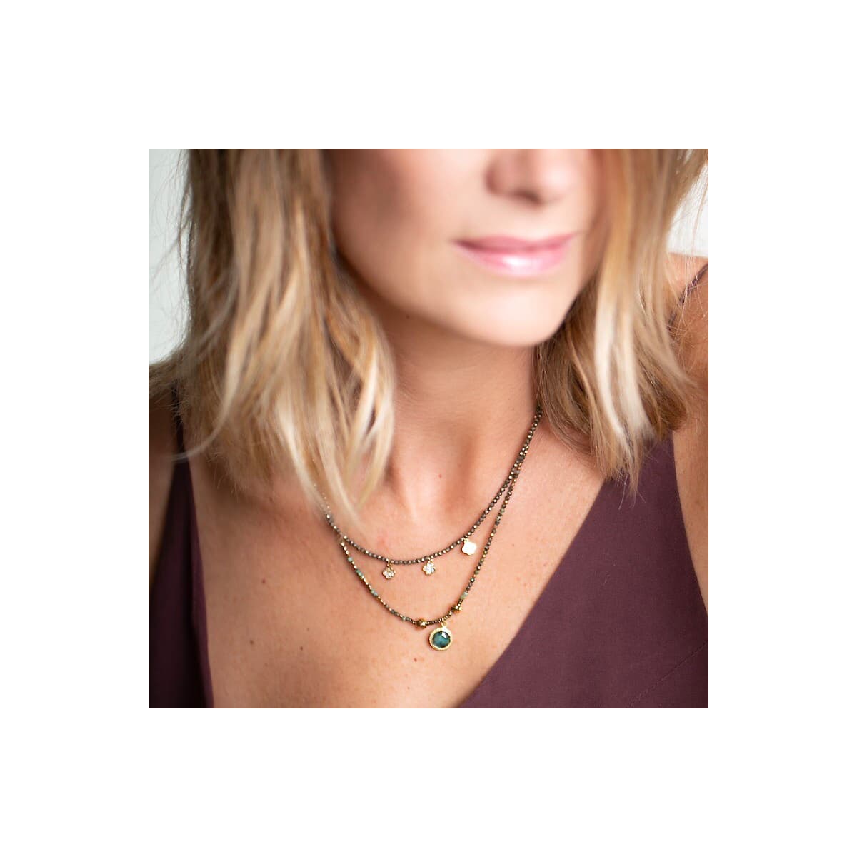 collier femme  Louisette trio de trèfles porté