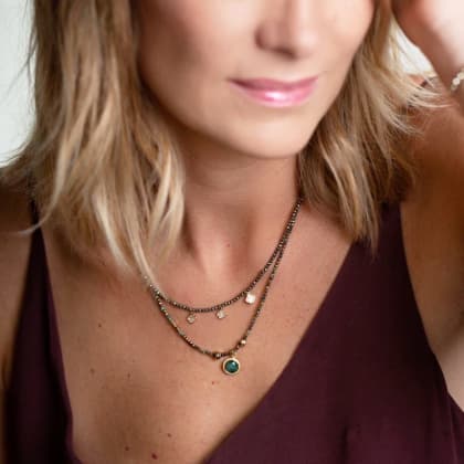 collier femme Alma "Pompadour" porté