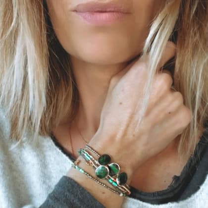 bracelet femme Alma pastille Emeraude porté
